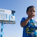 Un panneau publicitaire transforme l’air en eau